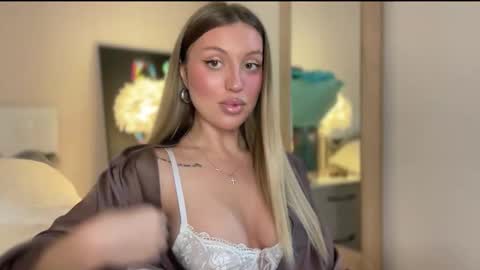 Snapshot of skyffi chatting on December 4, 8:50 pm GARRY AND SOPHIA online show from December 4, 8:50 pm