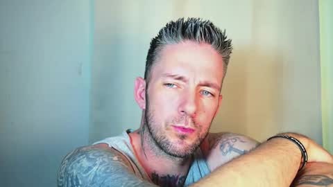 Snapshot of skylarrgrey chatting on June 10, 6:18 pm SkylarGrey online show from June 10, 6:18 pm