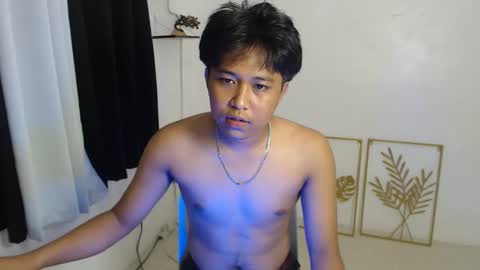 Snapshot of skyler_twinkx chatting on April 12, 7:13 am Skyler online show from April 12, 7:13 am