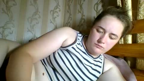 Snapshot of skyressie333 chatting on July 27, 7:10 pm skyressie333 online show from July 27, 7:10 pm