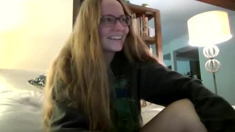 Snapshot of skywinters chatting on September 27, 9:42 pm Sky Winters online show from September 27, 9:42 pm