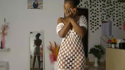 Snapshot of skyy_brown chatting on May 31, 12:19 am Bella online show from May 31, 12:19 am