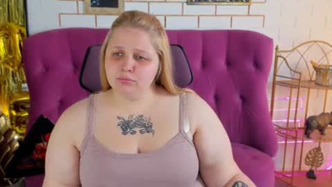 Snapshot of sladadeew chatting on June 17, 9:12 am Slada Deew online show from June 17, 9:12 am
