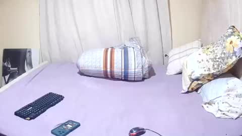 Snapshot of slender_sweetbabe chatting on July 14, 11:27 am slender_sweetbabe online show from July 14, 11:27 am
