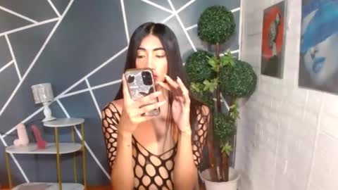 slimprettyjoira online show from April 24, 6:27 am