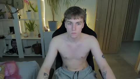 Snapshot of slippery_baby chatting on February 12, 9:33 pm Mila online show from February 12, 9:33 pm