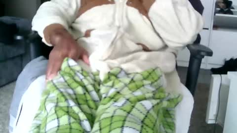 Snapshot of slipperyballs900 chatting on February 15, 2:03 pm slipperyballs900 online show from February 15, 2:03 pm