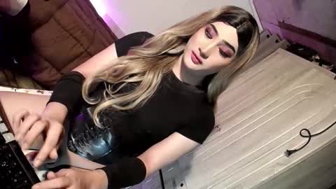 Snapshot of slut_bigcock chatting on May 20, 5:35 am Nathalie online show from May 20, 5:35 am