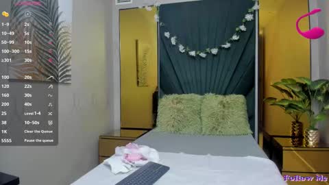 Snapshot of slut_milf4u chatting on February 13, 11:17 am Paola online show from February 13, 11:17 am