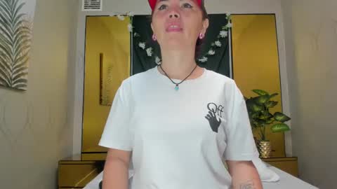 Snapshot of slut_milf4u chatting on February 19, 11:28 am Paola online show from February 19, 11:28 am