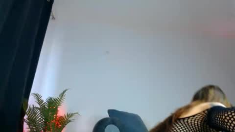Snapshot of slut_tattoogirl chatting on May 28, 5:49 am Ariana online show from May 28, 5:49 am
