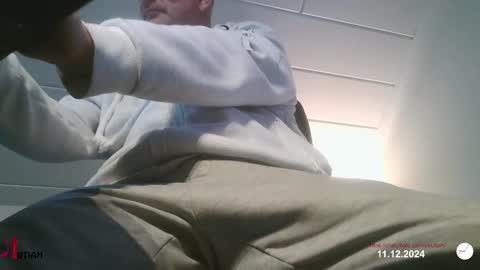 Snapshot of slutiam chatting on December 11, 8:04 am SLUTIAM online show from December 11, 8:04 am