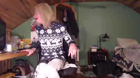 slutjennifertransxx online show from December 22, 5:12 am