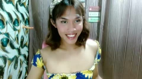 Snapshot of slutqueen_raz chatting on June 21, 12:35 am Raz online show from June 21, 12:35 am