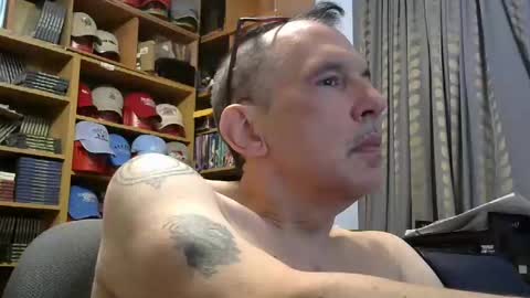 Snapshot of sluttyslave81 chatting on November 6, 7:31 am sluttyslave81 online show from November 6, 7:31 am