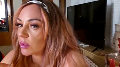 Snapshot of sluttysofia_ chatting on December 15, 11:31 pm Sluttysofia online show from December 15, 11:31 pm