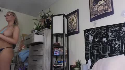 Snapshot of sluttysofia_ chatting on February 28, 6:20 pm Sluttysofia online show from February 28, 6:20 pm