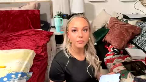 Snapshot of sluttysofia_ chatting on January 9, 3:53 am Sluttysofia online show from January 9, 3:53 am