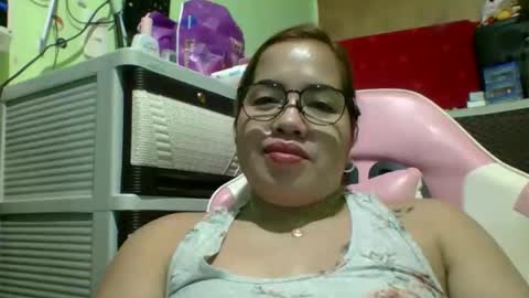 Snapshot of small_boobs59 chatting on May 9, 3:17 pm Lovewella online show from May 9, 3:17 pm
