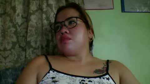Snapshot of small_boobs59 chatting on May 13, 4:32 am Lovewella online show from May 13, 4:32 am