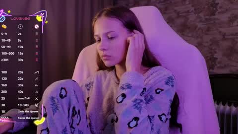 Snapshot of small_emma0 chatting on November 13, 5:12 pm Emma online show from November 13, 5:12 pm