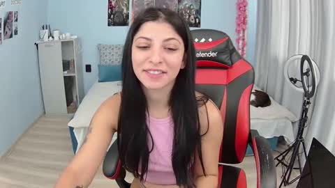 small_horny_girl online show from October 4, 8:34 am