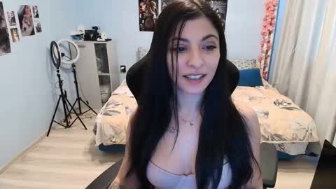 small_horny_girl online show from November 23, 8:03 am