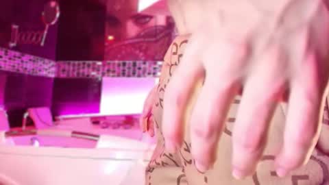 Small Hot19 online show from January 9, 9:23 am