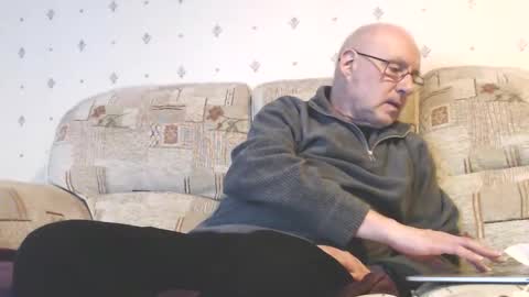 Snapshot of smallsteve562 chatting on December 15, 10:58 pm Steve online show from December 15, 10:58 pm