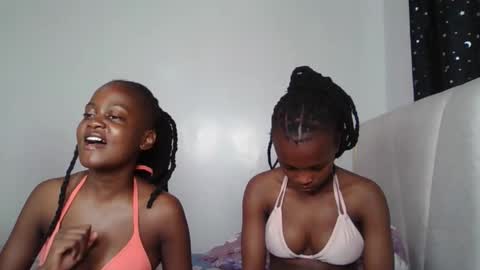 Snapshot of smiley_luv1 chatting on December 16, 8:19 am smiley luv1 online show from December 16, 8:19 am