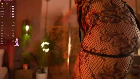 Snapshot of smiley_mia_ chatting on November 6, 5:19 am Mia online show from November 6, 5:19 am