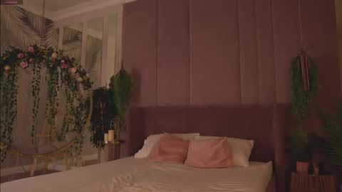 Snapshot of smiley_mia_ chatting on November 16, 5:02 am Mia online show from November 16, 5:02 am