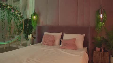 Snapshot of smiley_mia_ chatting on November 17, 5:13 am Mia online show from November 17, 5:13 am