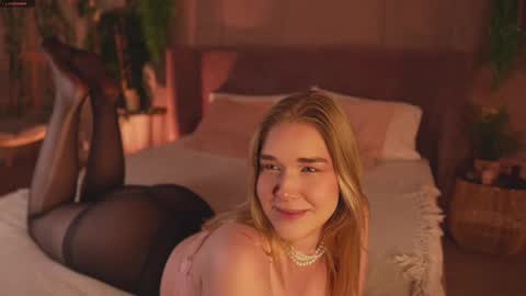 Snapshot of smiley_mia_ chatting on November 27, 5:20 am Mia online show from November 27, 5:20 am