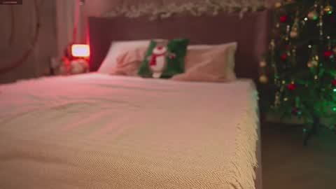 Snapshot of smiley_mia_ chatting on December 3, 5:15 am Mia online show from December 3, 5:15 am