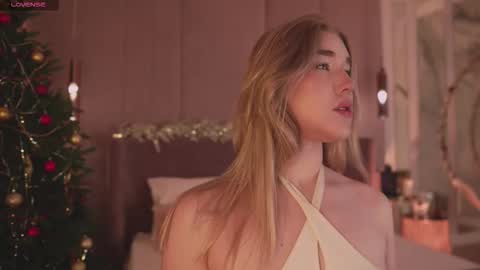 Snapshot of smiley_mia_ chatting on December 15, 5:01 am Mia online show from December 15, 5:01 am