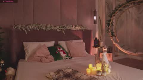 Snapshot of smiley_mia_ chatting on December 16, 9:25 am Mia online show from December 16, 9:25 am