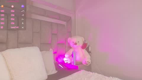 Snapshot of smiling__girl chatting on June 6, 7:29 pm online show from June 6, 7:29 pm