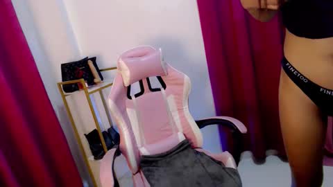 Snapshot of smith_seduction chatting on February 6, 6:11 pm smith_seduction online show from February 6, 6:11 pm