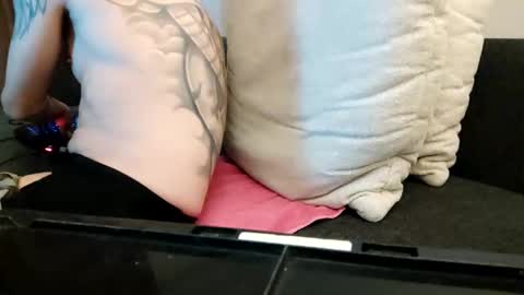 Snapshot of smokeandwatching chatting on December 19, 11:25 pm Smokeandwatching online show from December 19, 11:25 pm