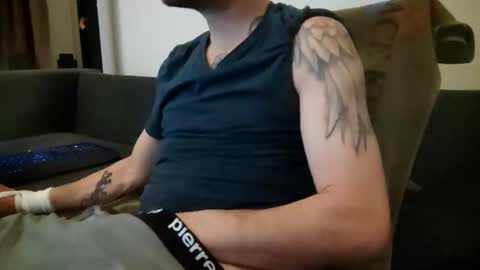 Snapshot of smokeandwatching chatting on March 10, 9:29 pm Smokeandwatching online show from March 10, 9:29 pm