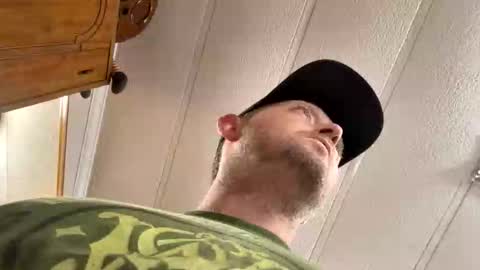 Snapshot of smokeymt420 chatting on December 2, 5:24 am smokeymt420 online show from December 2, 5:24 am