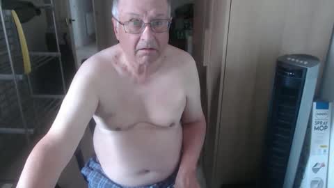 Snapshot of smoothmutton chatting on May 7, 9:36 am smoothmutton online show from May 7, 9:36 am