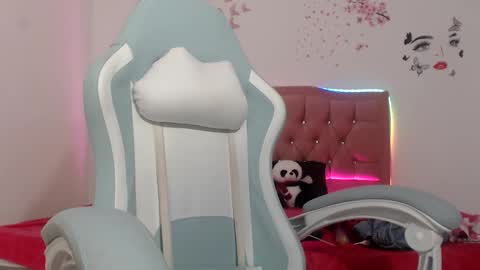 snowhot_69 online show from April 2, 12:52 am