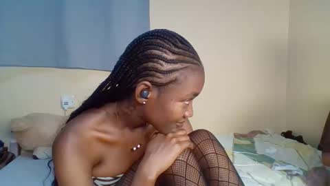 Snapshot of snowie_eyes chatting on January 17, 12:54 pm Snowie eyes online show from January 17, 12:54 pm