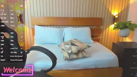 Snapshot of soffia_modre chatting on December 5, 8:55 am Help me achieve 100 thumbs up online show from December 5, 8:55 am