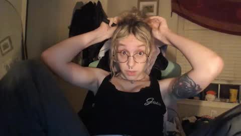 Snapshot of soffpurr chatting on March 13, 1:45 am Lilytea online show from March 13, 1:45 am