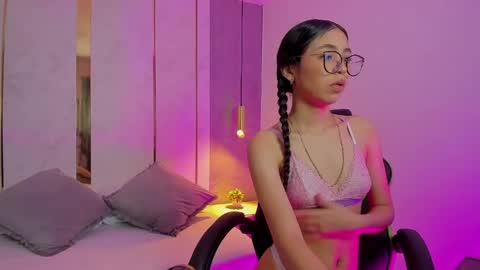 Snapshot of sofi_alix chatting on June 3, 7:19 pm S O F I online show from June 3, 7:19 pm