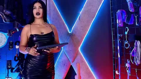 Snapshot of sofi_bdsm_queen chatting on April 2, 8:28 pm Charlotte and cloe online show from April 2, 8:28 pm