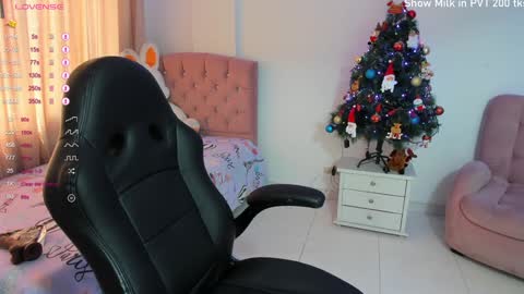 Snapshot of sofi_love77 chatting on December 4, 3:43 pm sofi_love77 online show from December 4, 3:43 pm